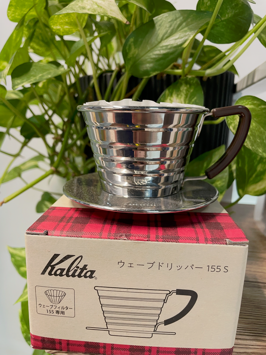 Dripper Kalita Wave de acero inoxidable modelo 155 sobre su caja